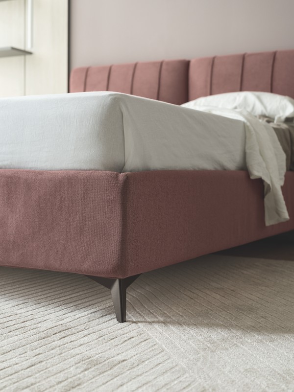 Delta支脚：高13.5 cm，采用摩卡色饰面金属制成。