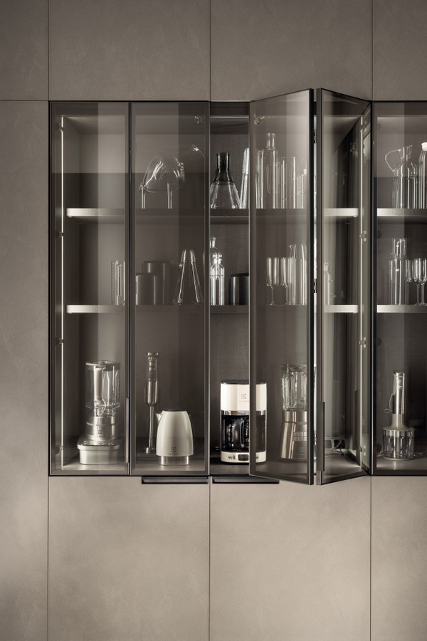 配铝框和透明STOPSOL反射玻璃门板的玻璃柜 &nbsp;