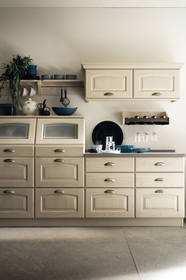 吊柜下带瓶子和杯架