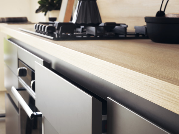 Puerta esp. 22 mm moldurada a 45° del lado tirador