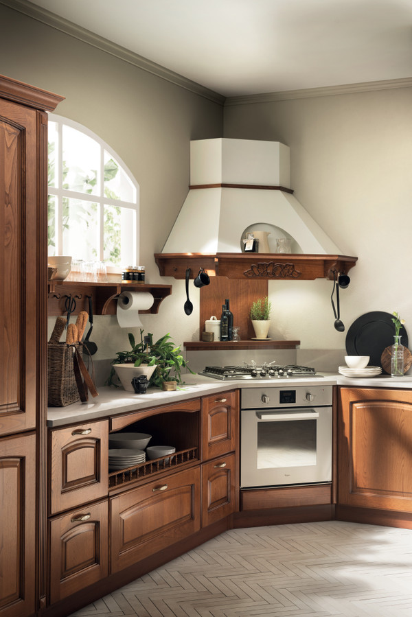 转角式烟囱式抽油烟机，带壁龛描边