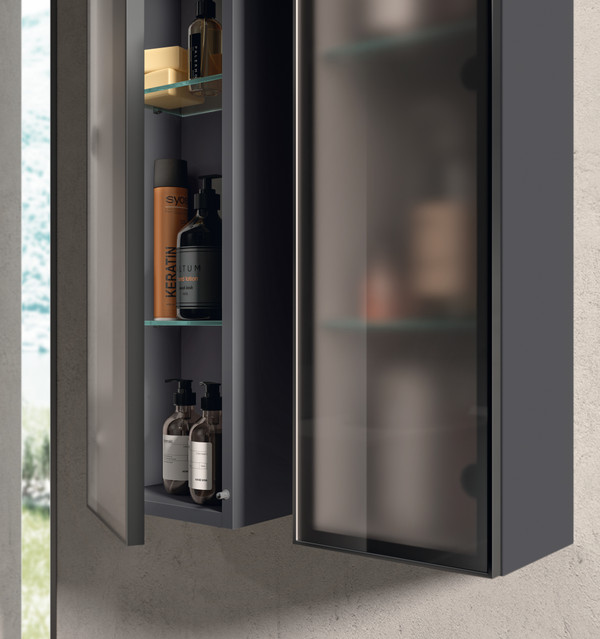 铝框配烟熏色玻璃门板吊柜 &nbsp;