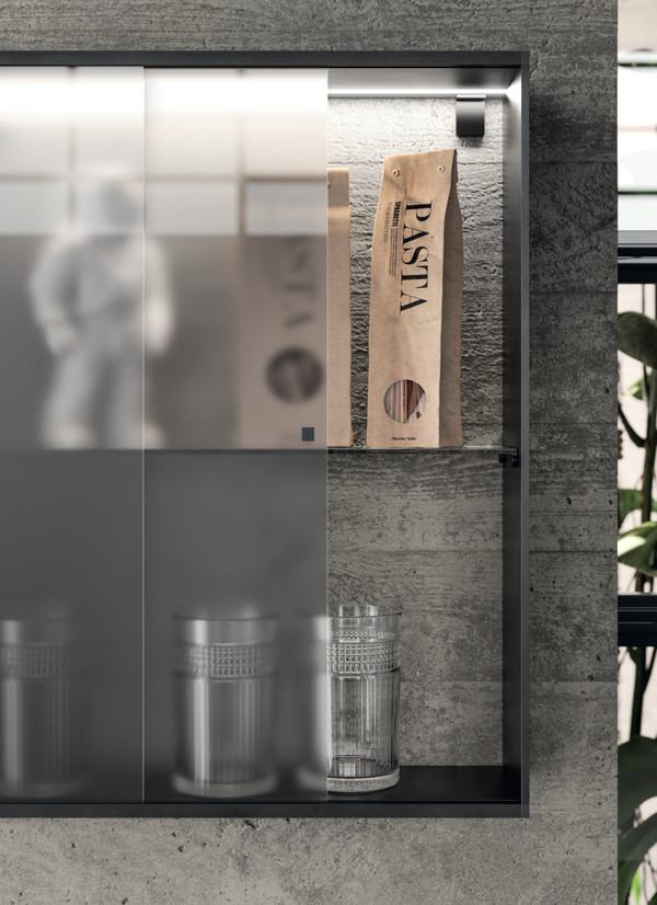 Setup系统配有烟熏色玻璃滑动门 &nbsp;