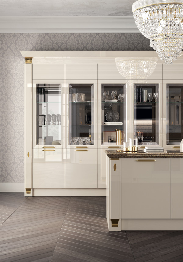  金色饰面或金属镀铬柱顶 