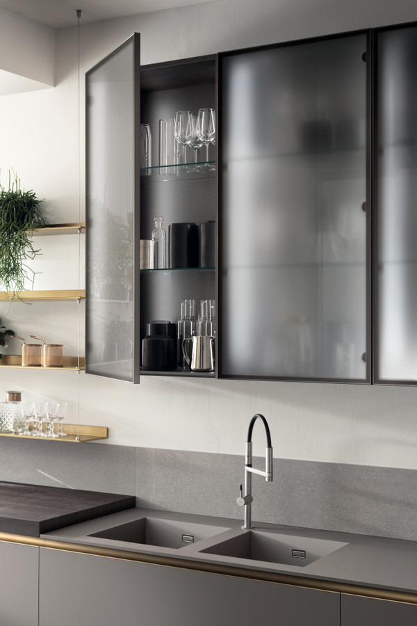 铝框烟熏色玻璃门吊柜 &nbsp;