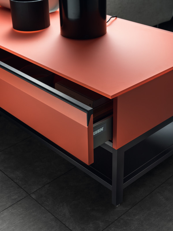 钛色和黑色把手轮廓 &nbsp;